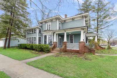 Image de Walk to downtown/beach Huge historic house perfect for large groups or families