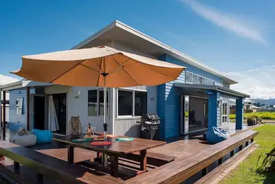 Image de Ocean Blue, sunny, spacious beach home close to surf & shops
