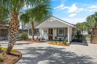 Image de Stunning backyard oasis nestled between pier/village and beach - Ssi Sunshine