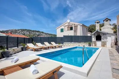 Image de Maison près de la mer avec la piscine Razanj, Rogoznica (K-19552)