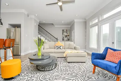 Image de ✵ Casa Blanca✵| Rooftop With Skyline View *  *Game Room* Private Chef