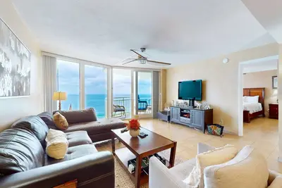 Image de Sleep with the ocean at your feet at this snowbird-friendly gem