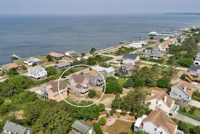Image de Idyllic getaway with two balconies & sound views - walk to beach & trails