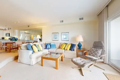 Image de Seaside Villas oceanfront townhome with 2 balconies, beach access & sunrise view