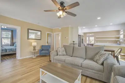Image de Charming home with enclosed porch, WiFi, & central Ac - walk to beach and shops