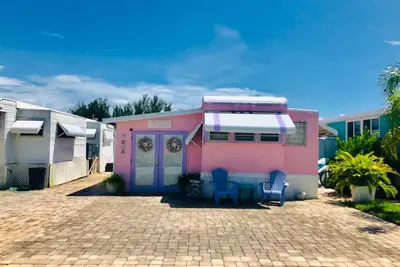 Image de The Pink Palace on the Water- *pool/beach*
