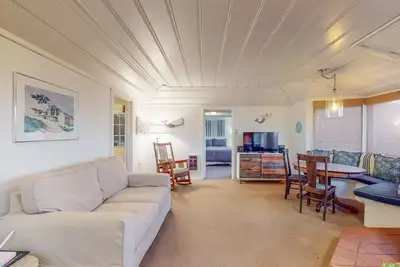 Image de Charming beach cottage with an ocean view, WiFi, gas fireplace, & full kitchen