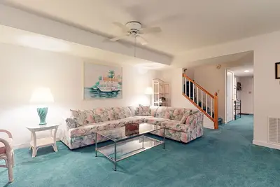 Image de Steward's Watch getaway with fast WiFi, pool, tennis, screened porch & Ac