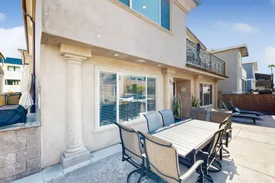 Image de Modern home near the ocean with WiFi, central Ac, washer/dryer - snowbirds Ok