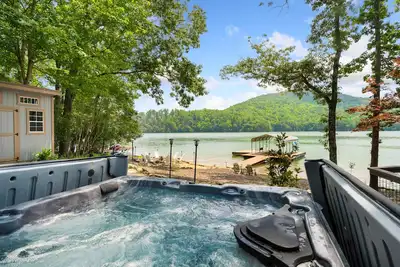 Image de Lake Front, Mtn view, Dock, Hot Tub, Game Room, Fire pit, Canoe, Paddle boards
