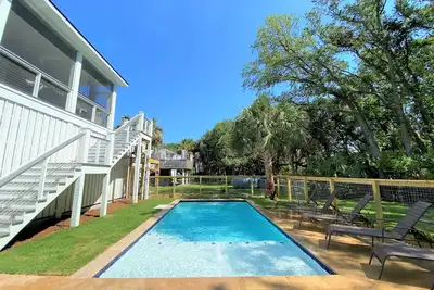 Image de Snowball's Escape: Second Row Showplace w/ Private Pool; Screened Porch, Sun Deck, Dogs Welcome
