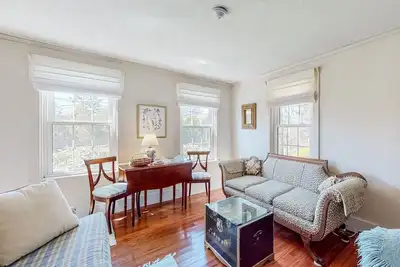 Image de Charming coastal cottage with high-speed WiFi, furnished deck, gas grill, & dock