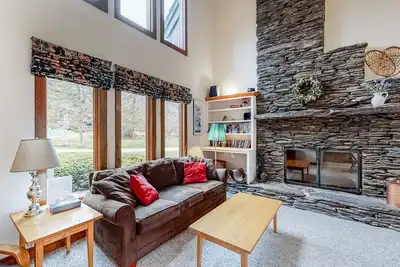 Image de Serene riverfront townhouse with pool, tennis, basketball, washer\/dryer, & WiFi