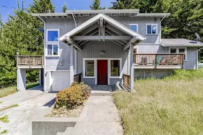 Image de Cozy vacation getaway with ocean views, grill, games, W/D, & wood stove