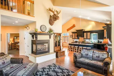 Image de Rare mountain & lake view home with hot tub, beach/pool access - walk to lifts