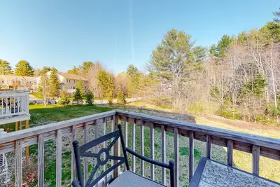 Image de Bright townhome with private deck, full kitchen, WiFi, & washer\/dryer