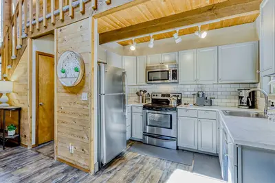 Image de Updated home with deck, hot tub, Ping-Pong, & shared pool/tennis - dogs ok