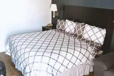 Image de Sky-Palace Inn Hutchinson-1 King Suite Ns