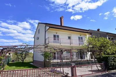 Simple and spacious three-bedroom apartment in Umag