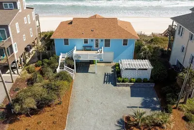 Image de \"Heels in the Sand\" - Oceanfront 4 Bed/2. 5 Bath Home