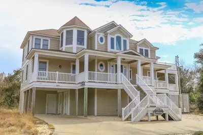 Image de Gorgeous, Spacious 5 Br home w/Private Pool and Rec Room