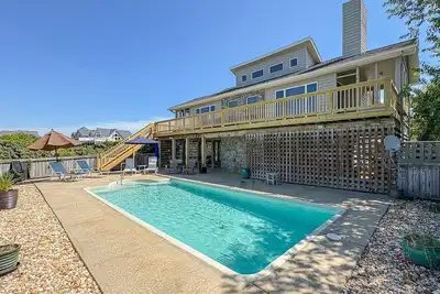 Image de Enjoy Magnificent Sunset Views from this 4 Br Soundside Home with Private Pool