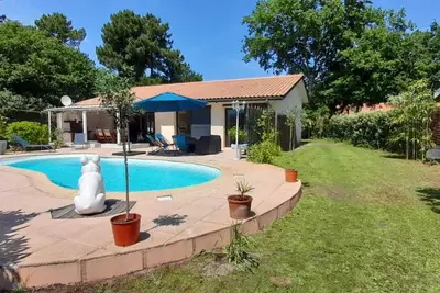 Villa climatisée avec piscine chauffée.