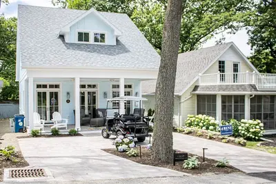 Image de Brand new cottage. Inside Lakeside- Beds premade with linens- Golf cart included