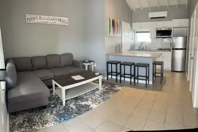 Image de Prime Location, Steps from Beach, 2 Br, 1 Ba with onsite parking spot