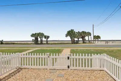 Image de Sjb Ground Level, End Unit Fabulous Views Beach Within Steps ~ Wine Down