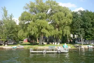 Image de Retro Waterfront Honeoye Lake Cottage