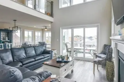 Image de Seas The Day says it all. 4 Br house on the canal!