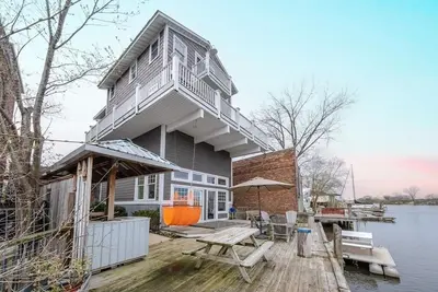 Image de Tower House: Canal-Front Luxury Retreat