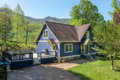 Image de Charming Mtn Lodge, Fire Pit, Mtn View, WiFi, Grill, Treehouse, Close to town!