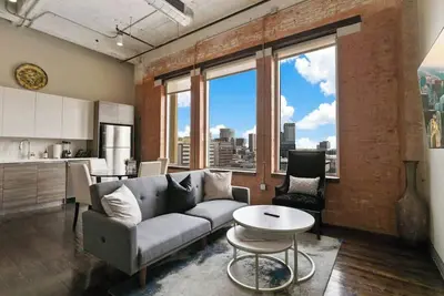 Image de Amyfinehouse |Industrial-Chic 2br Apt |Pool+Views