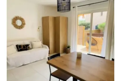 Image de Appartement neuf climatisé, jardin et parking privatif à 120 m de la plage.