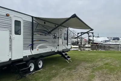 Image de Waterfront sleeps 4 adults with a boat slip
