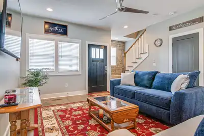 Image de Brand-new home in Five Points - private balconies, central Ac, private W/D