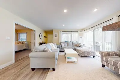 Image de Sea Colony ground floor condo, updated with fast WiFi, gas fireplace, & deck