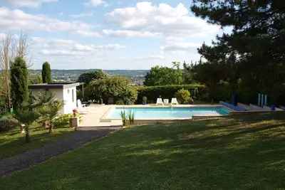 Image de Maison Au Calme Avec Vue Sur Villeneuve Et Piscine