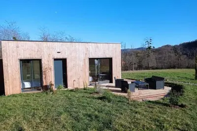 Image de Maison en bois dans un joli cadre de verdure