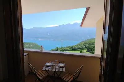 Image de Nadia - Theater Home, with garden and marvellous lake view