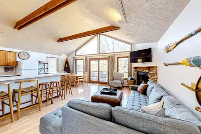 Image de Lakefront gem with pool table, furnished deck & grill - secluded location