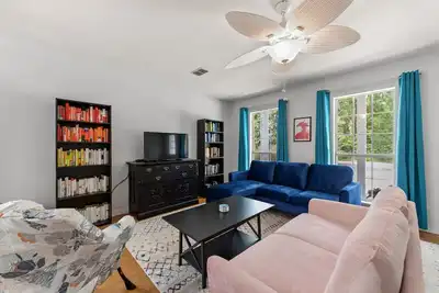 Image de Cheerful 3-bedroom private home minutes to beach