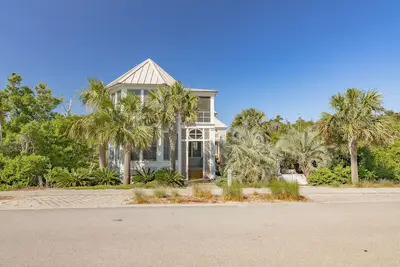 Image de Pet friendly home located close to the shoals club! large deck space and 2 golf carts
