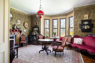 Image de Unique 1876 home with modern amenities.