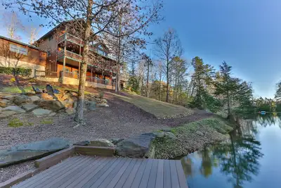 Image de Luxury Lakeside Lodge ✨ - Hot Tub, Game Room, Sleeps 13
