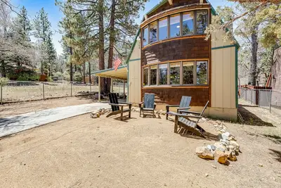 Image de Alpine retreat with private hot tub, enclosed yard & wood fireplace