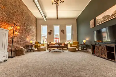 Image de Newly renovated upstairs apartment in historic downtown Logan!