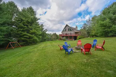 Image de Cabin in the woods, hot tub, pool table, fire pit, swing set